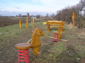 Dětské hřiště na cestě k lesu